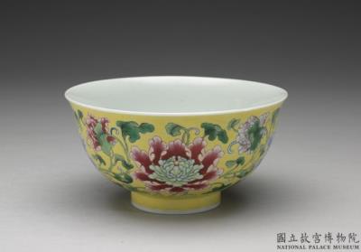 图片[2]-Bowl with floral decoraion in falangcai polychrome enamels on yellow ground, Qing dynasty, Kangxi reign (1662-1722)-China Archive